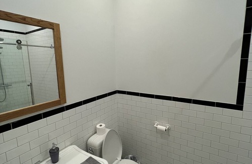 Shaughnessy Village Apartment | Spacious Downtown Montreal Apt-4BR/2BA, Free Wifi, Washer/dryer