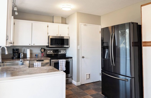 Rutland House | Spacious Home!Quick Drive to Downtown! Boat Parking available!