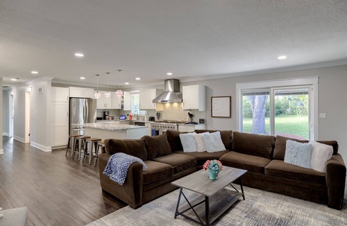 Independence House | Spacious home with King bed - mins to Stadiums