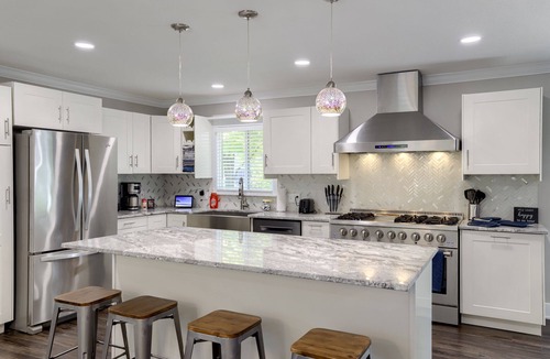 Independence House | Spacious home with King bed - mins to Stadiums