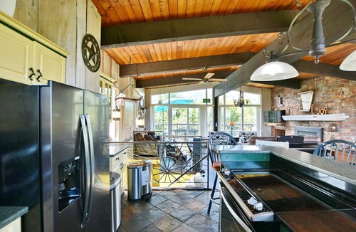 The Blue Mountains Ski Chalet | Spacious Mountain-View Chalet | Walk to BM | Spa