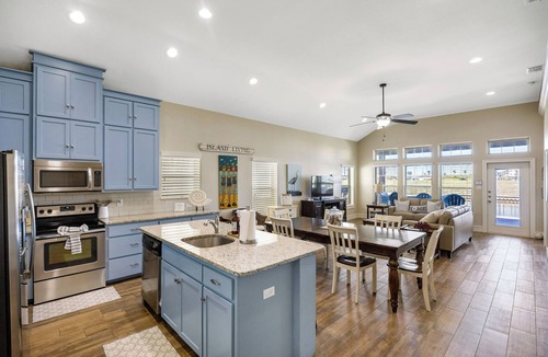 Corpus Christi House | Spacious one story waterfront escape with boat dock & kayaks! 1 mile to beach #B