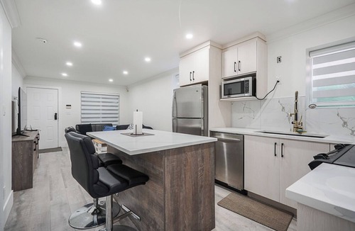 Surrey Newton Apartment | Spacious private suite in Surreywith laundry,workspace,internet and parking