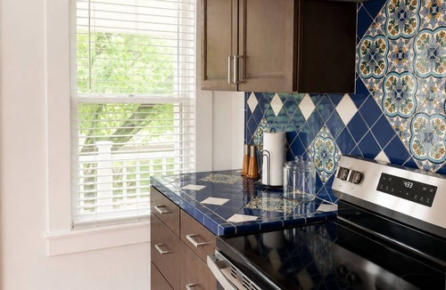 River Road Apartment | Spacious Retreat Near River Walk & The Pearl – 2BR, Ideal for Groups