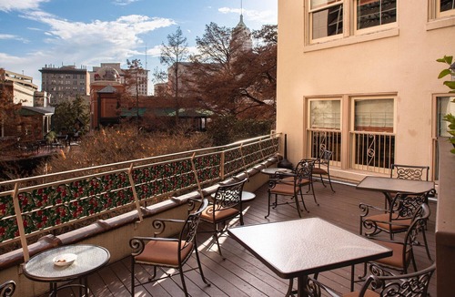 Downtown San Antonio Resort | Spacious River Walk Resort close to the Alamo and Americas Oldest Stone Church