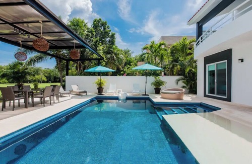 Puerto Aventuras Villa | Spacious villa with 5 bedrooms and WiFi, AC in charming Caribbean community