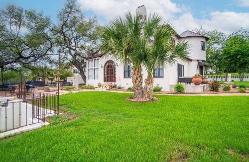 Jefferson Cottage | Splash Into Vacation 6BR Home w/Pool & Waterslide
