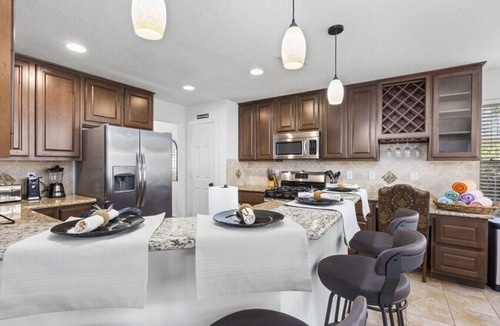 Willow House | Spring 5BR Sleeps 16 | Heated Pool, Hot Tub, EV Charger, Train Theme