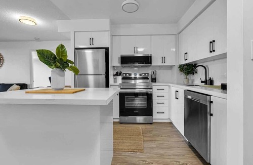 Downtown Mississauga Apartment | Square One Mall | Balcony, Workspace & Parking