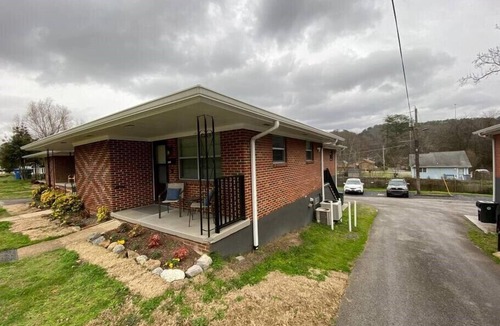 St. Elmo Improvement League House | St. Elmo Haven- Less than 4 miles to Rock City