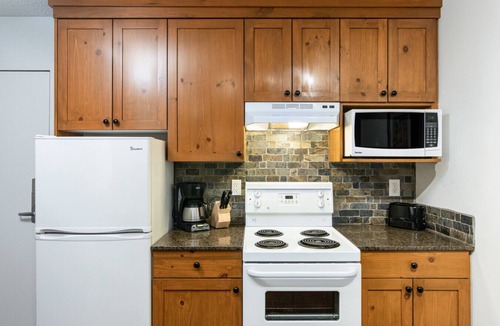 Whistler Village Bed & Breakfast | Steps from Whistler Gondola|Pool, Hot tub, Sauna|Free PRKNG|Ski/Bike Storage