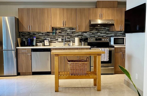 Riley Park House | Steps to Trendy S. Main St/Walk to Pubs/Bus/Skytrain/Shops/Near Hosp.