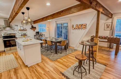 Pottsboro Cabin | Stunning A-Frame | Hot Tub + Woods + Walk to Lake
