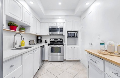 Hollywood South Central Beach Apartment | Stunning Beachfront Penthouse - Panoramic Ocean Views - 1 Bed/1 Bath -Paradise