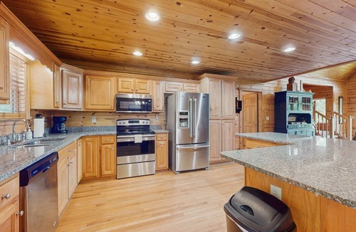 Williamstown Cabin | Stunning mountain cabin w/free WiFi/gameroom/gas fireplace