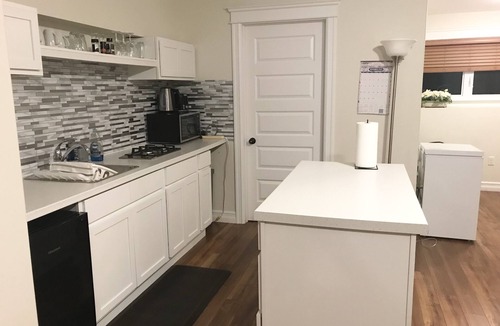 Halifax House | Stylish 1BR unit in Bedford, only 15 min to downtown Halifax. Near shopping area