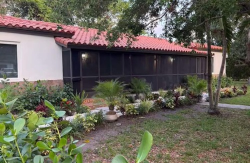 Biscayne Park House | Stylish 2 br, bbq, Close to beach, Bal Harbor, Aventura Mall, Design District.