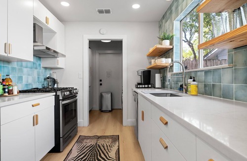 Austin House | Stylish 3BR/2BA WFH Ready, Fast Wi-Fi, Peaceful Yard—Perfect for 30+ Nights
