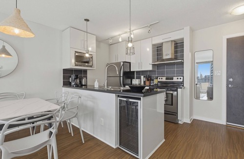 Central Apartment | Stylish 3BR Downtown Vancouver Condo with Pool & Gym