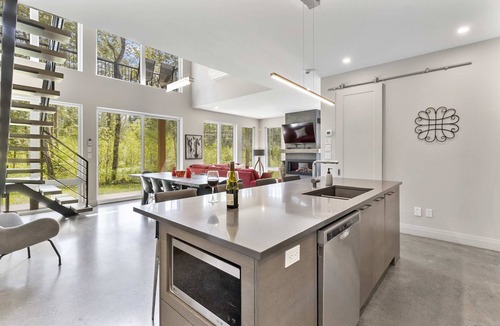 Stanstead Township Ski Chalet | Stylish Chalet & Spa Steps from Lake Memphrémagog