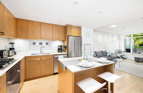 Southeast False Creek Condo | Stylish condo in the heart of the city