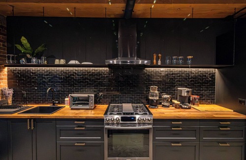 Chinatown Apartment | Stylish Industrial Loft Historic Gastown