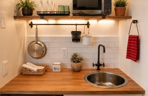 Americana Apartment | Stylish studio apartment in Centro/Colonia Americana—with a pool, balcony, and gardens.