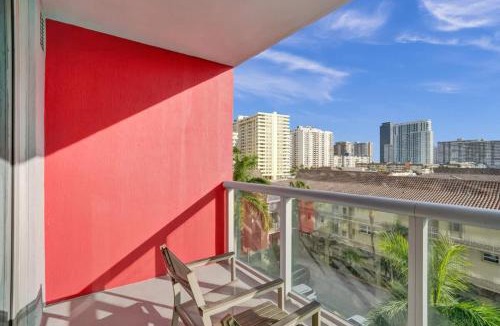 Hallandale Beach Hotel | Stylish Studio Beach Service & Shuttle Pool 505