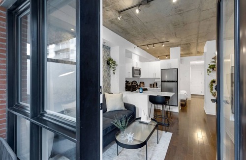 Milton Park Apartment | Suite 206 Downtown Montreal | W/Balcony, Queen Bed, Sofa Bed, Parking & 65` TV