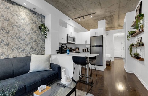 Milton Park Apartment | Suite 206 Downtown Montreal | W/Balcony, Queen Bed, Sofa Bed, Parking & 65` TV