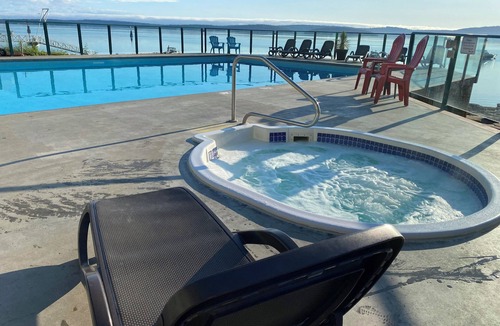 North Oyster Condo | Summer Getaway for 2 -Inn of the Sea-Oceanfront Pool/Hot Tub & private dock