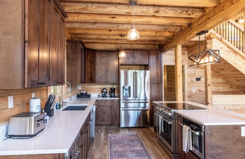 Qualla Cabin | Summit View Lodge - Hot Tub - WIFI