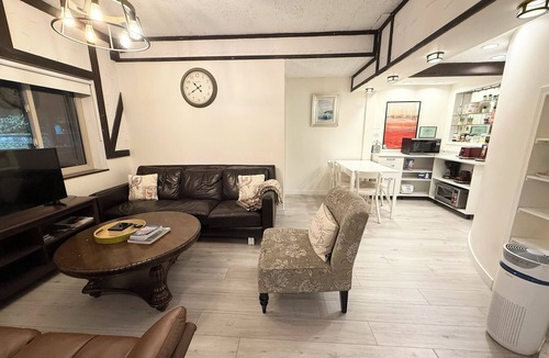 Burnaby House | Sunny Spacious Garden Suite in a Character House-4 beds - 2 baths