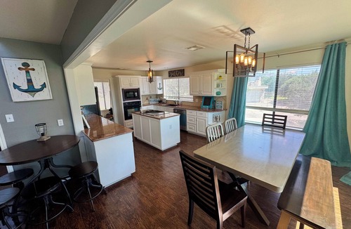 Point Venture House | Sunset Cove Lakehouse 4-bed plus loft Waterfront Closest to the Boat Ramp - Park