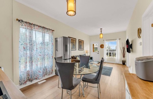 Niagara Falls House | Sunshine Villa Closest BNB to Falls Hot Tub Oasis