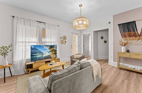 Historic Downtown Kissimmee House | Super Boho Waterfront Retreat w Fishing Views