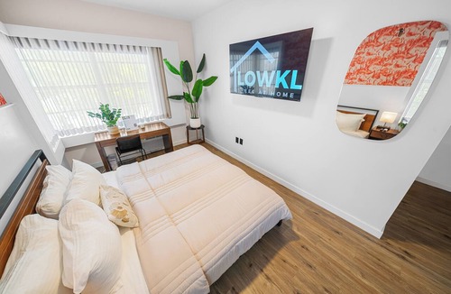 City Center Hotel | Superior King - Steps from the Sand - Includes Parking, Beach Chairs & More