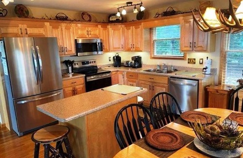 Murphy Cabin | SWEEPING MOUNTAIN VIEWS-POOL TABLE & FOOSBALL-FIBER WIFI & OPEN + SCREENED DECKS