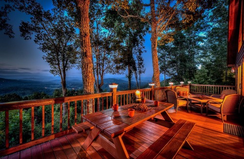 Murphy Cabin | SWEEPING MOUNTAIN VIEWS-POOL TABLE & FOOSBALL-FIBER WIFI & OPEN + SCREENED DECKS