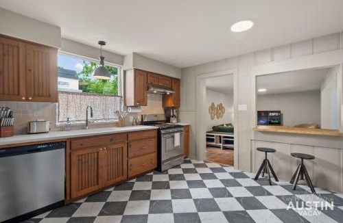 Clarksville House | Tarrytown 3BR 2BA Heated Chilled Cowboy Pool Game Lounge by Austin Vacay