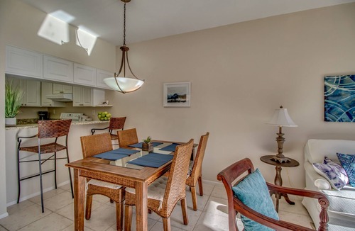 Grey Oaks Apartment | Tennis, Pool, Lakeview, Free Wi-Fi Cozy 2/2 condo in the heart of Naples