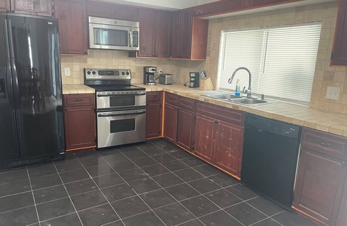 Spring Hill House | Terrific 3-bedroom house with bird caged swimming pool in Spring Hill