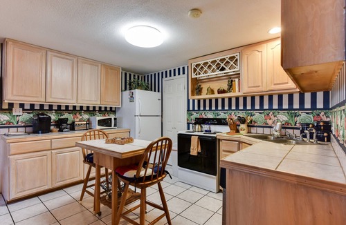 Oakland Estates House | Texas Barn-House, Rustic, Peaceful in Heart of Med Ctr, permit STR-22-13500017