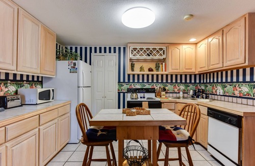 Oakland Estates House | Texas Barn-House, Rustic, Peaceful in Heart of Med Ctr, permit STR-22-13500017
