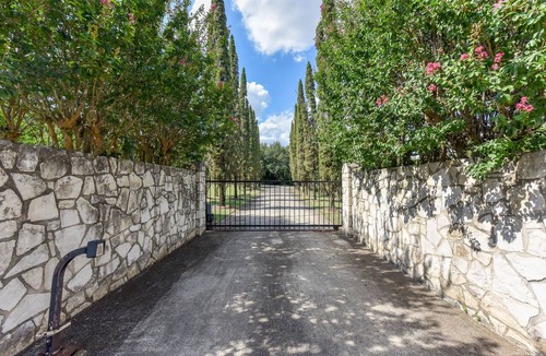 Oakland Estates House | Texas Barn-House, Rustic, Peaceful in Heart of Med Ctr, permit STR-22-13500017