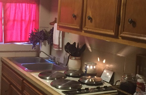 Buchanan Dam Cabin | Texas Lake cabin , private hot tub , outdoor kitchen . Pool & kayaks shared .