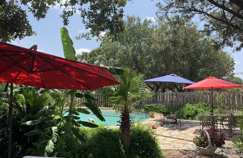 Buchanan Dam Cabin | Texas Lake cabin , private hot tub , outdoor kitchen . Pool & kayaks shared .