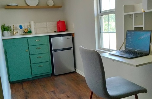 Elmo Cottage | Texas Tin Star Tiny Home-Dusty Feathers Ranch. 9acres. Close to Cedar Creek Lake