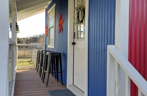 Elmo Cottage | Texas Tin Star Tiny Home-Dusty Feathers Ranch. 9acres. Close to Cedar Creek Lake