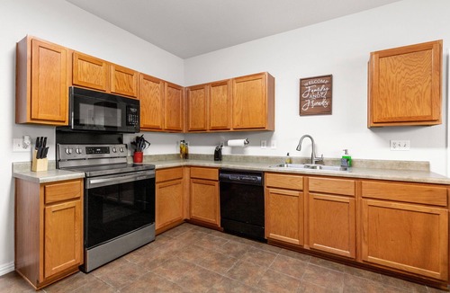 West San Antonio House | Texas Two Step - welcoming getaway at the steps of Sea World, near BMT!
